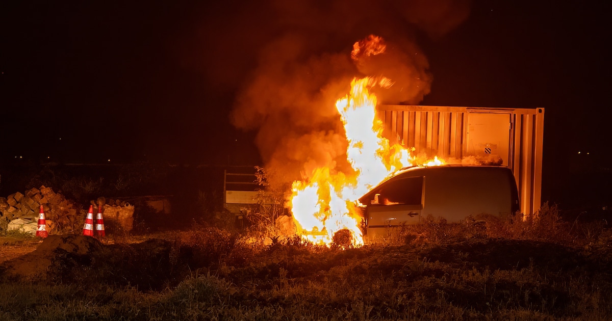 Auto in brand op afgesloten terrein in Mijdrecht, brandstichting niet uitgesloten