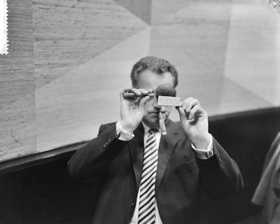 Stille overval op postzegelhandel: 250.000 gulden aan zegels gestolen, medewerker ontsnapt met schaa