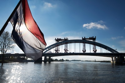 Langs de Lek in Nieuwegein voelt een lezer even weer de macht van het water