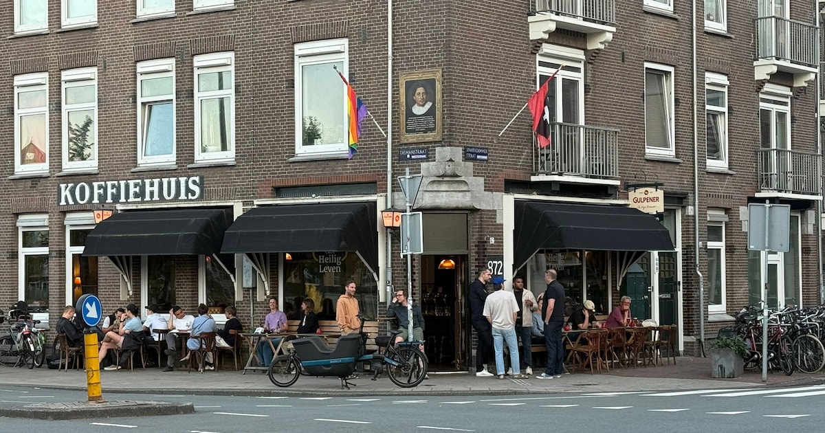 Dit café is de huiskamer van de Spaarndammerbuurt: ‘Aan de bar heb je gelijk een gesprek’