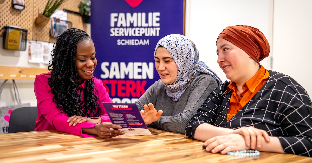 Waarom Schiedamse ouders nu bij ‘juf Charissa’ aankloppen voor hulp: van huisuitzetting tot geen gel