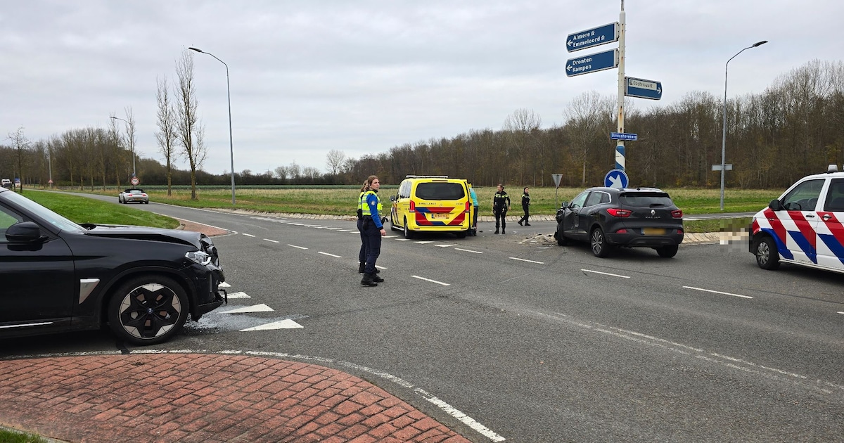 Botsing tussen twee auto’s kruising Lelystad