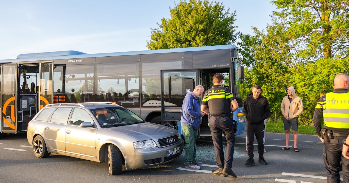 Bus en auto botsen op N228 in Haastrecht