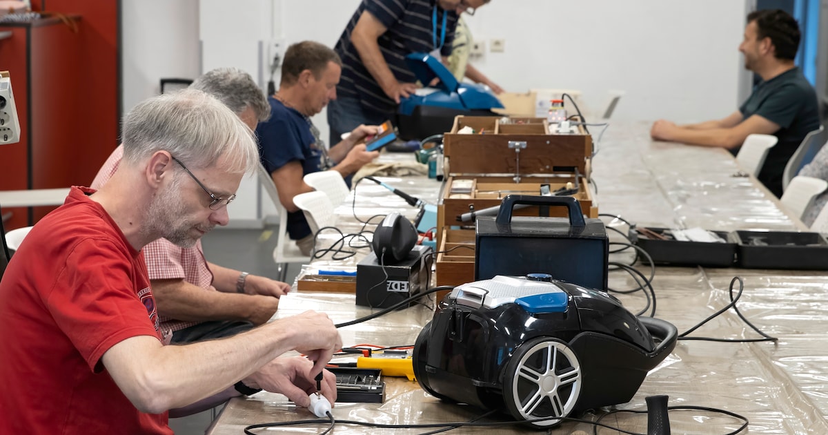 Vrijwilligers delen kennis tijdens Repair Café in Minnertsga
