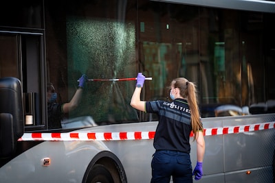 Ruzie tussen exen leidt tot wilde schietpartij op straat: kogels in been, bus én raam