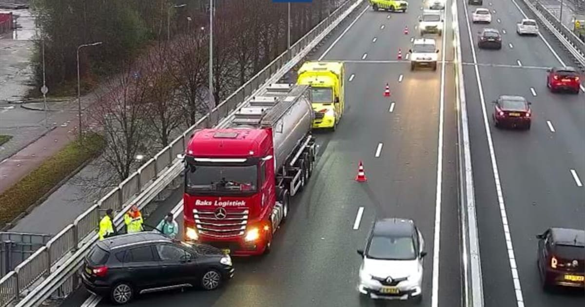 Vrachtwagen en auto in botsing op de N7 bij Groningen