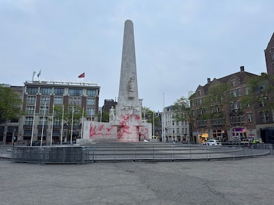 Nationaal Monument op de Dam beklad met rode verf en tekst ‘genocide’