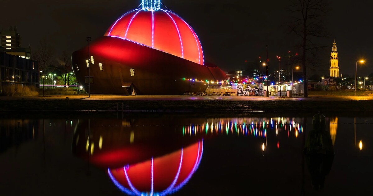 Grootste ‘kerstbal’ ter wereld ontstoken in Groningen