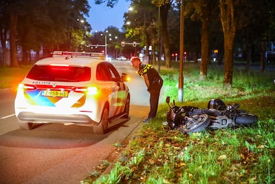 Motorrijder valt en raakt gewond in Apeldoorn
