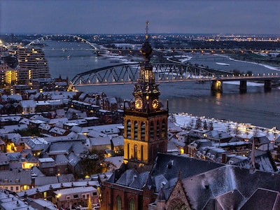 Sneeuw en een betoverend lichtspel boven Nijmegen: dronefotograaf Paul Beckers blijft zich verwonder