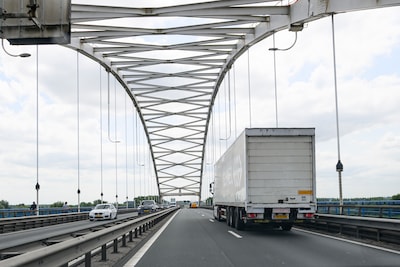 Waarom vrachtwagens toch massaal over de verboden Merwedebrug blijven rijden