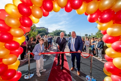 Gemeentehuis Buren officieel geopend en Jan Hol uit Veenendaal geridderd