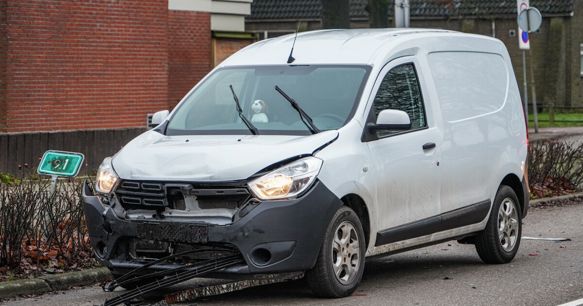 Kopstaart botsing zorgt voor flinke schade in Klazienaveen