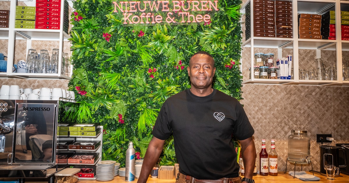 Televisiester John Williams runt bijzondere koffiezaak: ‘Hier komen werelden bij elkaar’