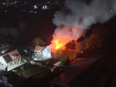 Uitslaande brand in loods op de Rooijsestraat in Dreumel
