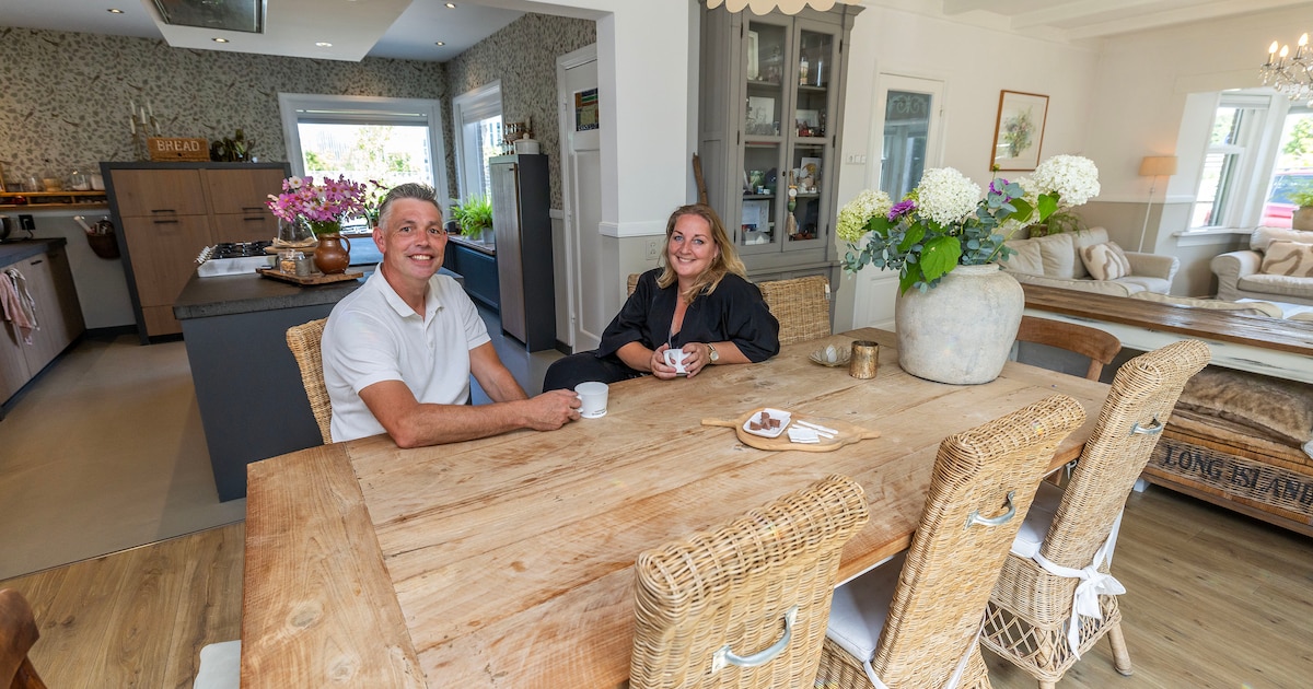 Hun droomhuis is eindelijk helemaal af, en precies dan kiezen Alexander en Lisette ervoor om te emig