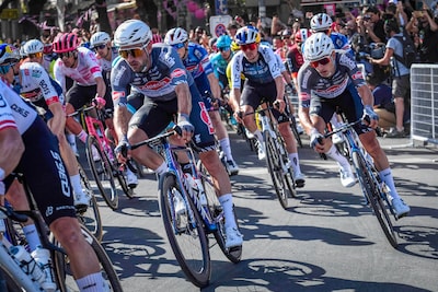 Zo langzaam mogelijk fietsen of bikkelen op de Smoothie Fiets bij eerste etappe Tour of Holland
