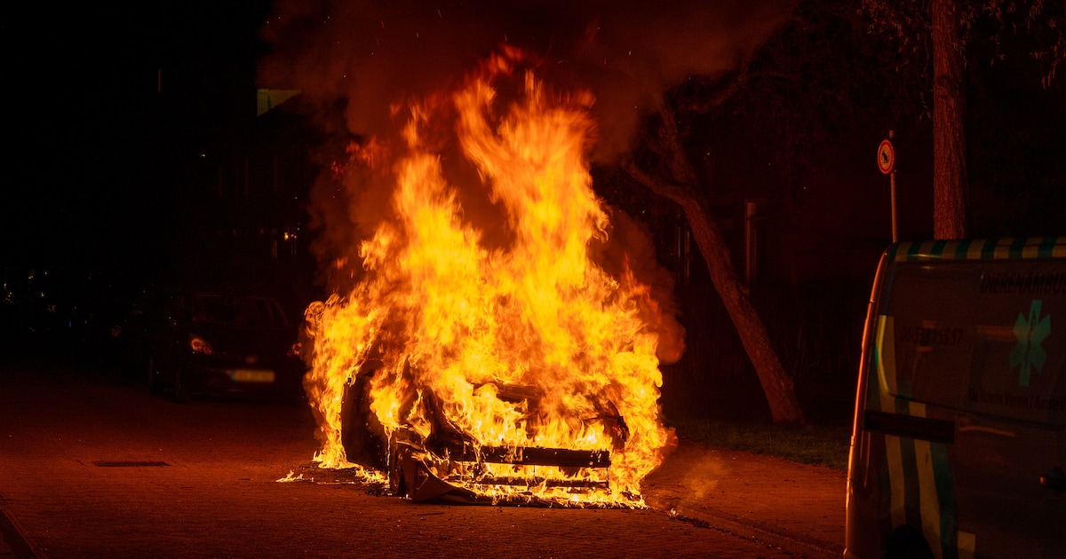 Geparkeerde auto volledig verwoest door vlammen in Mijdrecht, ook ruit van woning gesprongen