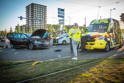 Gewonde na botsing tussen drie auto's in Rotterdam-Feijenoord
