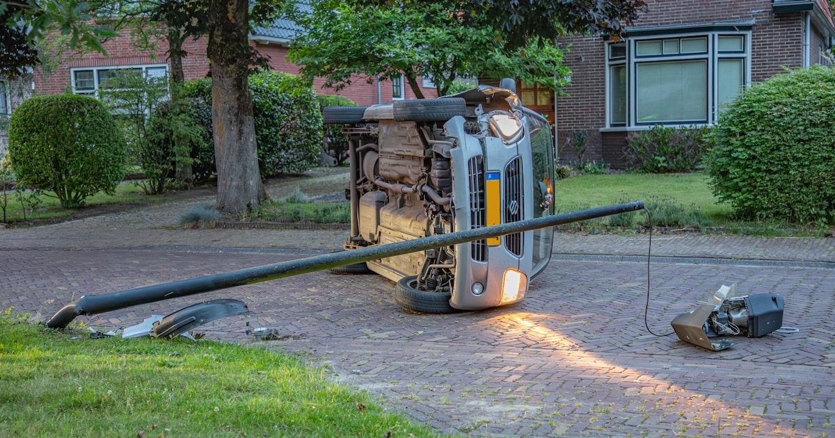 Auto belandt op zijkant in Schoolstraat in Burgum