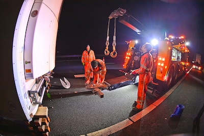 Vrachtwagen verliest trailer op A2 bij Maarheeze
