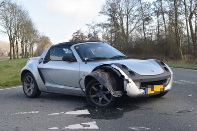 Sportwagen maakt koprol na kop-staartbotsing in Brakel