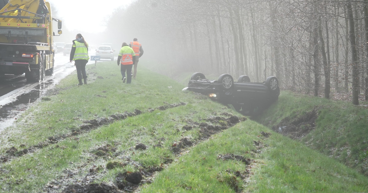 Auto op de kop in sloot na hevige hagelbui op N48 bij Zuidwolde