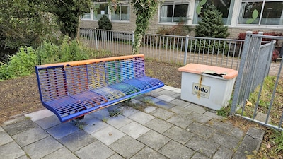 Het houdt niet op; Regenboogbankje bij basisschool Hortus weer beklad