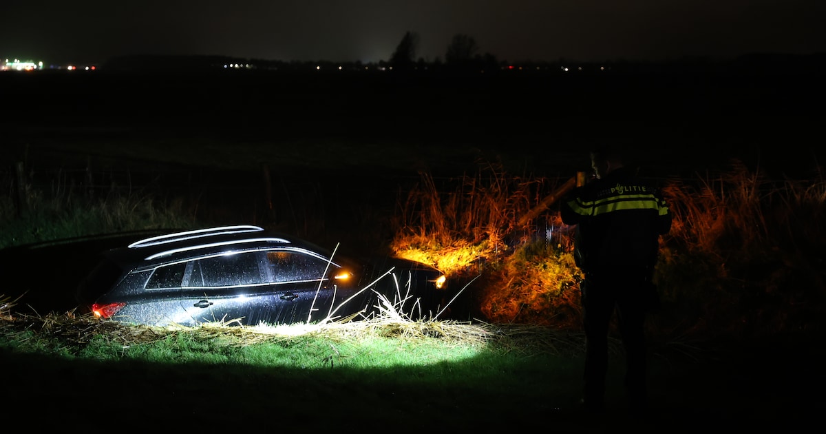 Auto in droge sloot bij Oudehaske na ongeval