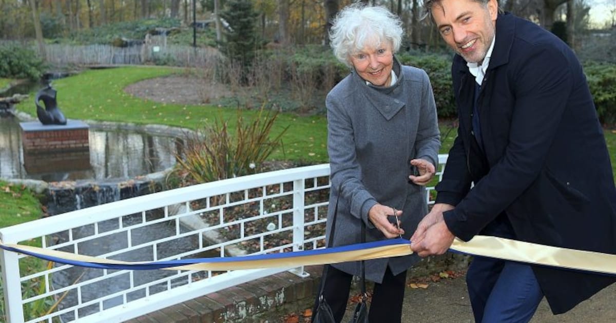 Kunstwerk 'Zittende Vrouw' onthuld in Engelse Tuin Noordwijkerhout