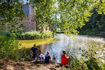 Boswachter neemt kinderen mee rond kasteel Hernen