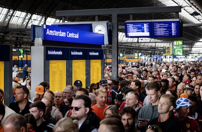 Elke vijf minuten een trein en toch is het station ramvol: duizenden fans naar Zandvoort voor Formule 1