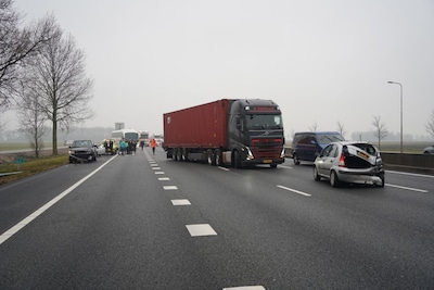 Ongeluk tussen twee auto’s op de A28 bij Nieuwleusen: één rijstrook dicht