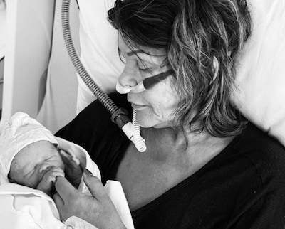 Ine (66) houdt haar kleinkind Krissie vast en de baby stopt met huilen, niet veel later slaapt de kersverse oma in