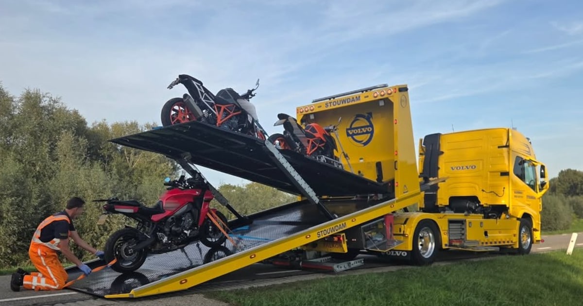 Drie motorrijders racen over de dijk bij Zalk, dan ziet een motoragent ze