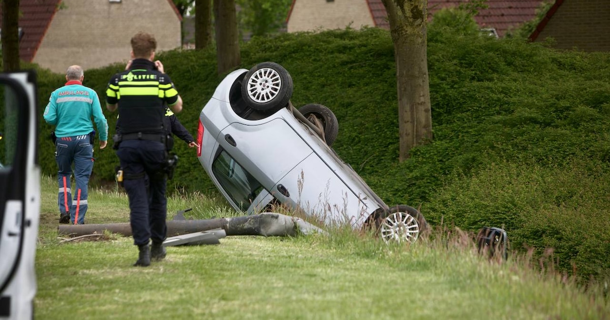 Auto vliegt uit de bocht en komt op de kop terecht in Oldenzaal