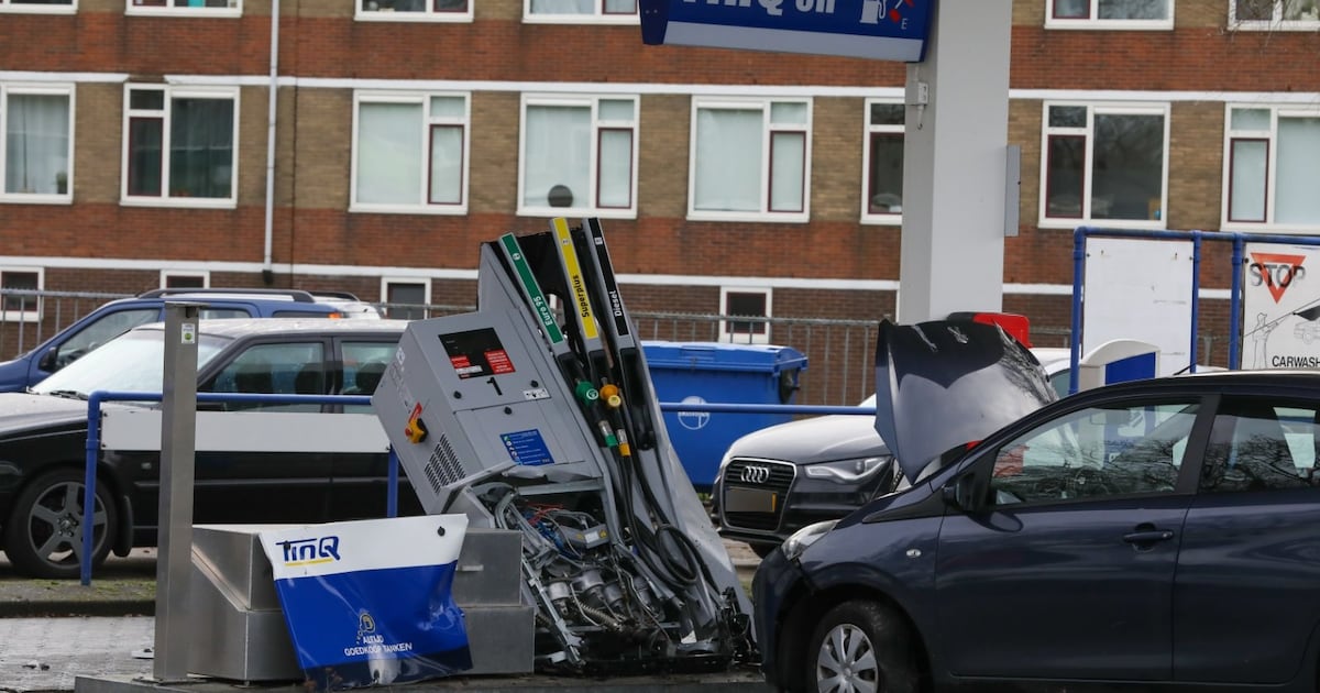 Politie houdt bestuurder aan na rammen benzinepomp: lekt er brandstof?