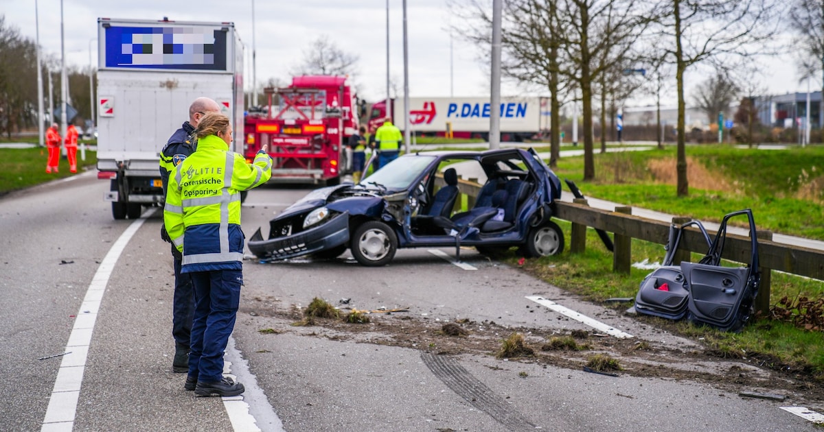 Gewonde bij botsing tussen auto en vrachtwagen op N266 bij Someren, weg in beide richtingen dicht