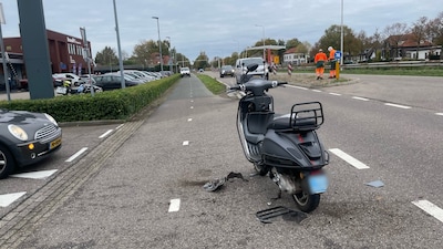 Auto en scooter botsen bij Aldi in Aarle-Rixtel, scooterbestuurder wordt gecontroleerd in ambulance