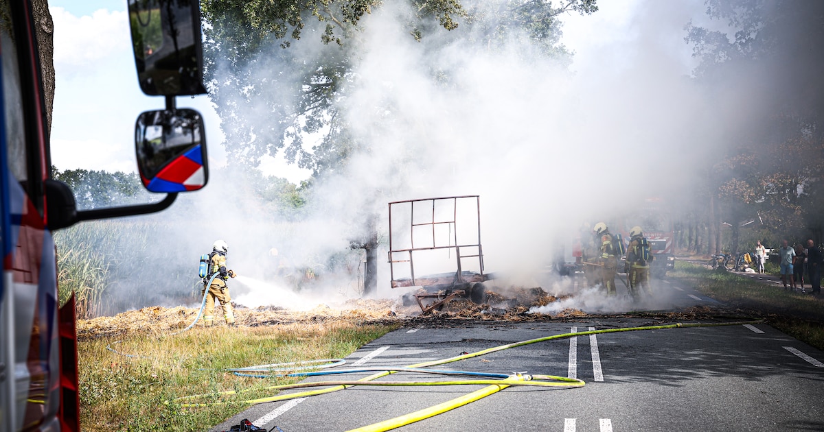 Aanhanger met hooi vliegt in brand aan Pandijk in Oosterhesselen