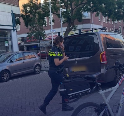 17-jarige automobilist rijdt agent bijna aan, terwijl hij op zijn telefoon zit