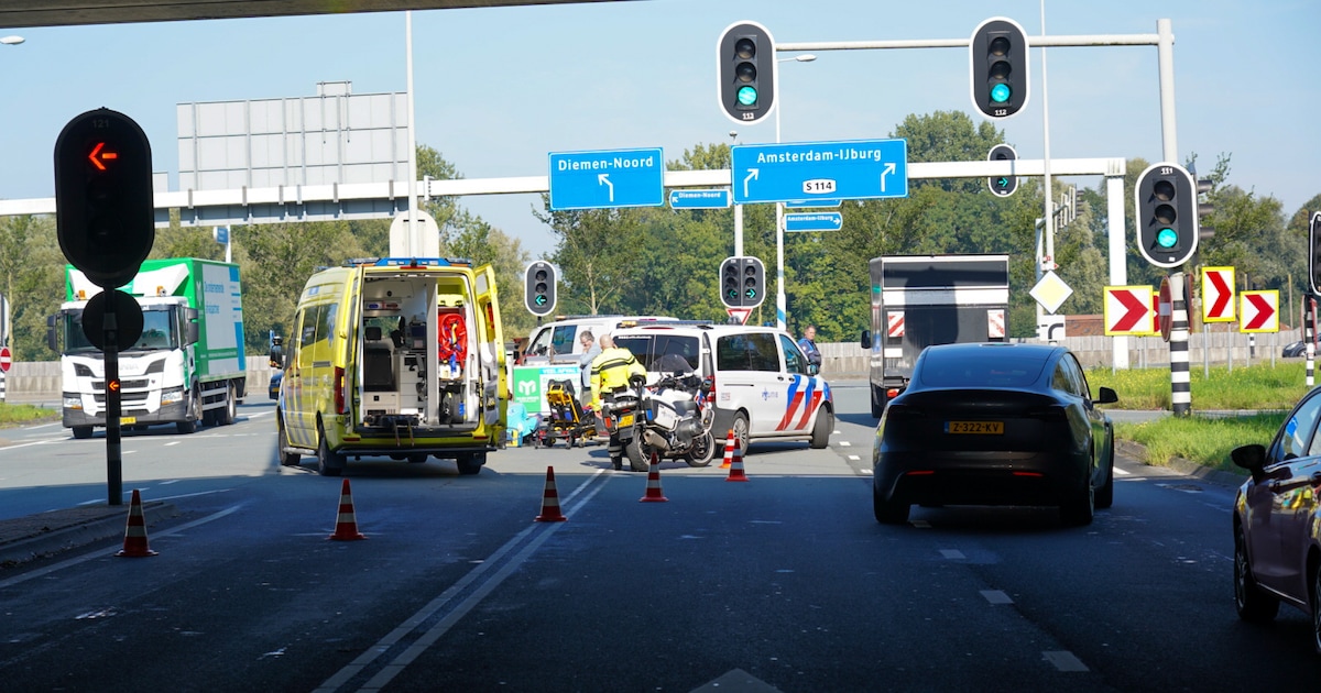 Motorrijder gewond bij ongeval met auto in Diemen