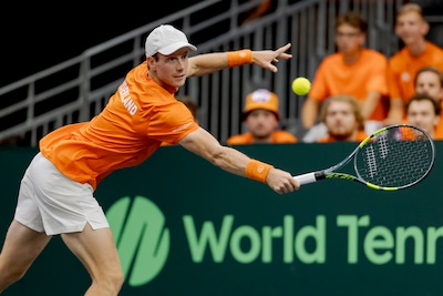 Botic van de Zandschulp ontsnapt aan afgang in Davis Cup en wint bloedstollende partij