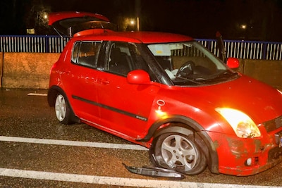 Auto knalt tegen betonnen wand langs Provincialeweg in Tiel