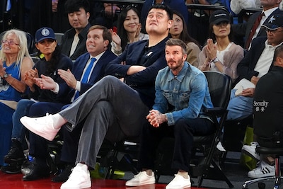 Nee, dit is geen AI: David Beckham lijkt wel een kind wanneer hij naast reusachtig basketbalicoon zit