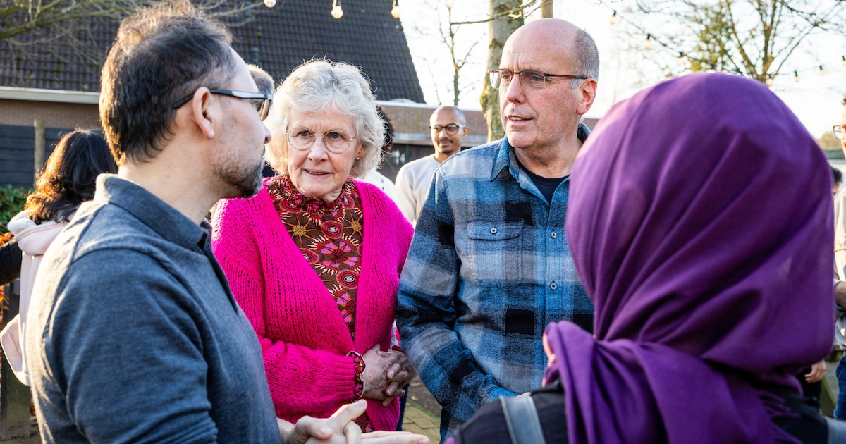 Jan Harm en Greta zien dertig oud-buddy’s van het azc terug: ‘Ze zijn onze familie’