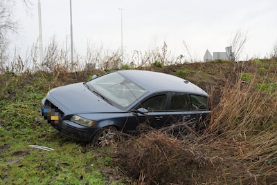 Auto schiet rechtdoor op afrit A59 bij Waalwijk en wordt gelanceerd