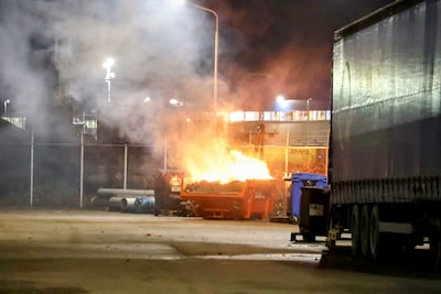 Felle brand in bouwcontainer bij bedrijf in Tiel