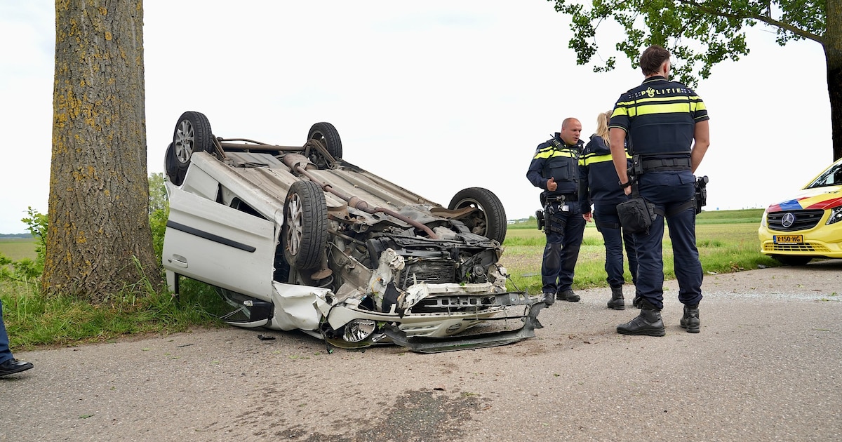 Bestuurster raakt gewond als auto over de kop slaat en in berm belandt in Oosteind
