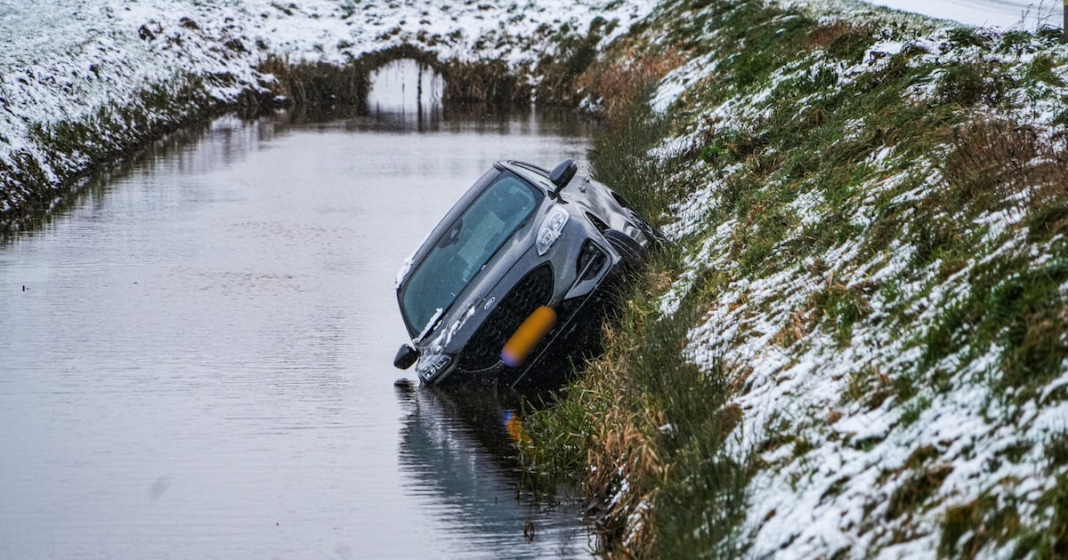 Automobilist vliegt uit de bocht op kruising in Valthermond door gladheid